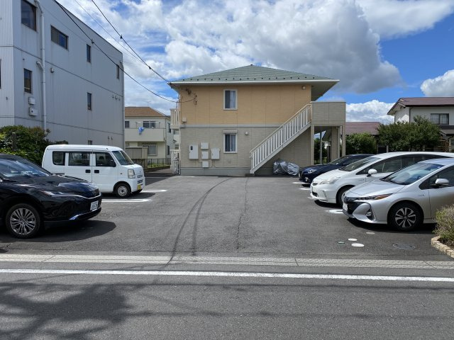 アドラブールの駐車場