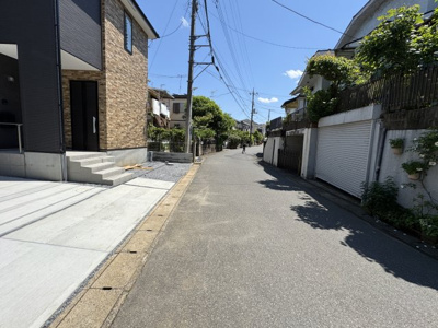 【前面道路含む現地写真】 | 柏市東柏１丁目新築戸建（東柏２期） | 南側前面道路・幅員約5ｍ
