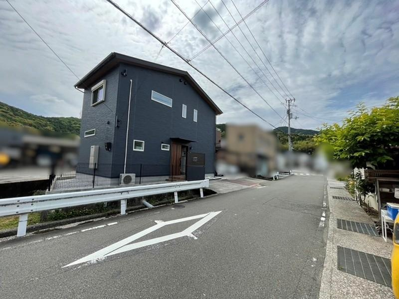 神田　中古戸建　（築浅物件）の前面道路含む現地写真