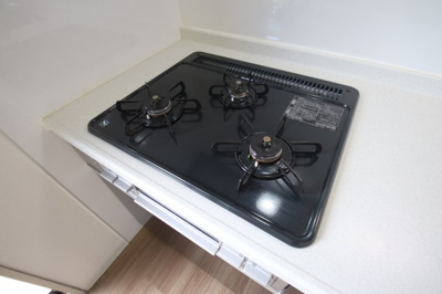 【設備】 | ルミエール大野芝 | 三口コンロ