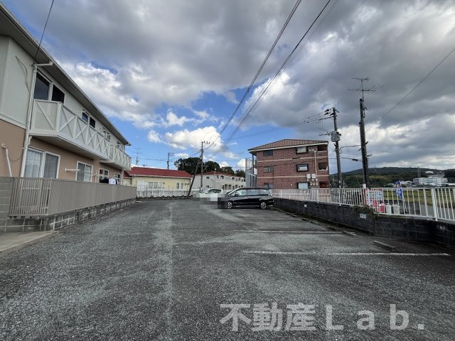 サンビレッジ二番館の駐車場