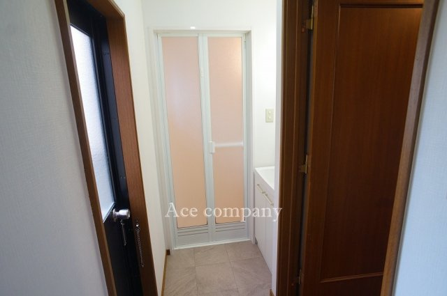 【内装】 | 東大阪市長栄寺 | 洗面室の勝手口から建物の南面に出入りできます♪