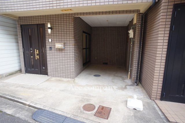 【駐車場】 | 東大阪市長栄寺 | 玄関は大きく開ける親子ドア♪玄関横に駐輪スペースも確保できます♪