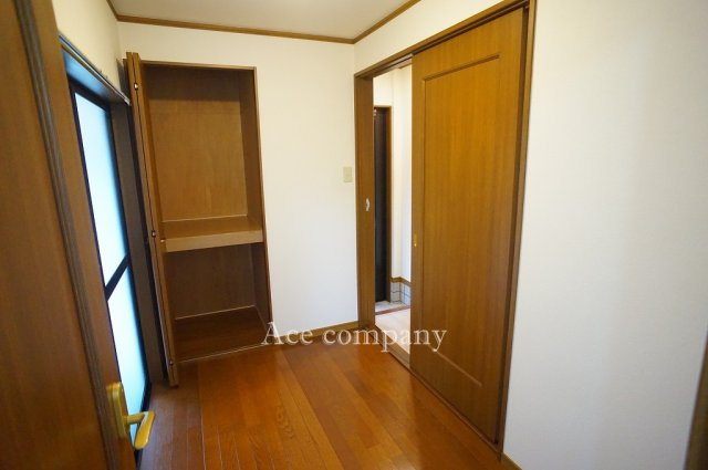 【内装】 | 東大阪市長栄寺 | 【1階：洋室3帖】物入収納完備です♪