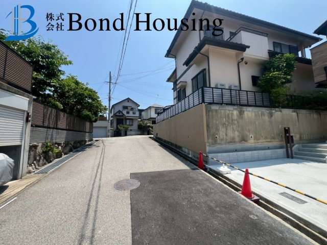 JR朝霧駅徒歩17分・LDKは広々21帖　松が丘3丁目　2号棟の前面道路含む現地写真