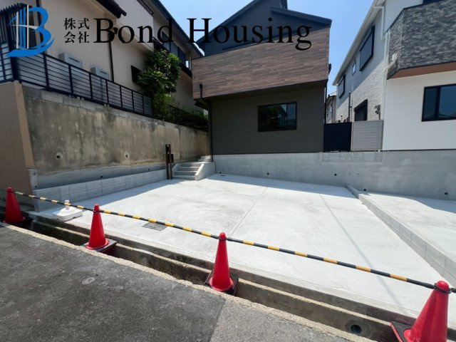 JR朝霧駅徒歩17分・LDKは広々21帖　松が丘3丁目　2号棟の駐車場