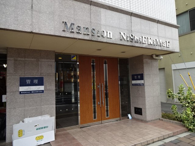 マンション西駅前のエントランス