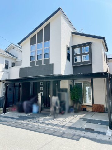 伏見区久我森の宮町のおうちの外観|スタイリッシュなモノトーンの外観です！ガレージは全面テラス屋根！雨の日の車の乗り降りを助けるのは勿論、夏場のプール遊びなどにも重宝しますね！