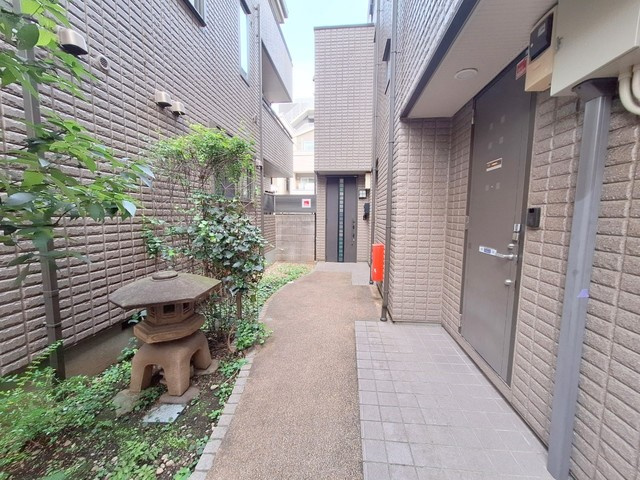 フォレスト代々木Ａのエントランス