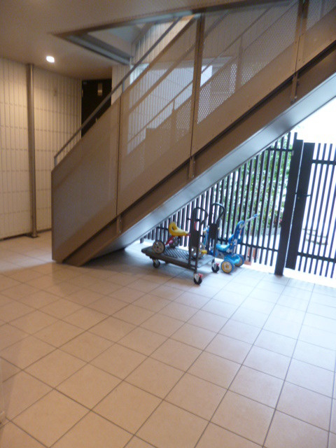 ラポール西新宿のロビー|☆共用廊下もゆったりゆとりを取っています☆