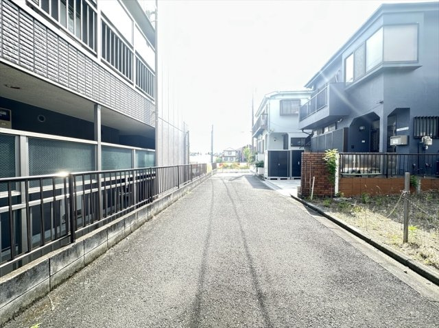 【前面道路含む現地写真】 | 志木市中宗岡1丁目　建築条件無売地　全1区画　（志木本店） | 車の通りが少ない静かで落ち着いた住環境です。