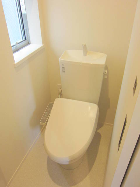 ハウス北参道のトイレ|★トイレにも窓あります★