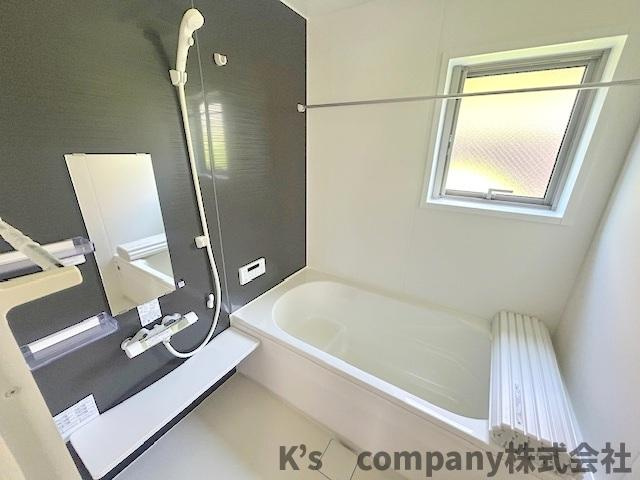 ◎茅ヶ崎市高田3丁目　新築戸建　2号棟◎の浴室|アクセントパネルのある引き締まった印象の浴室スペース◇