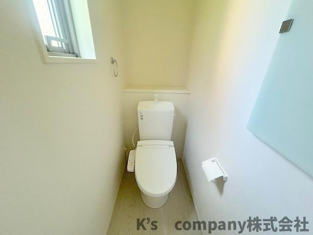 ◎茅ヶ崎市高田3丁目　新築戸建　2号棟◎のトイレ|換気のしやすい窓付きのトイレ◇