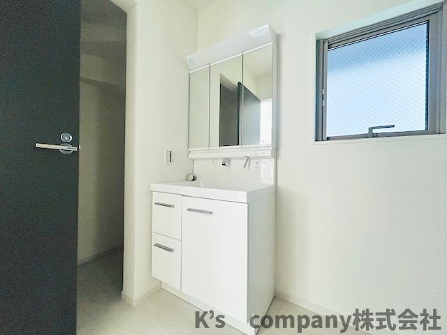 ◎茅ヶ崎市高田3丁目　新築戸建　2号棟◎の独立洗面台|三面鏡の内側には小物収納が充実しています◇