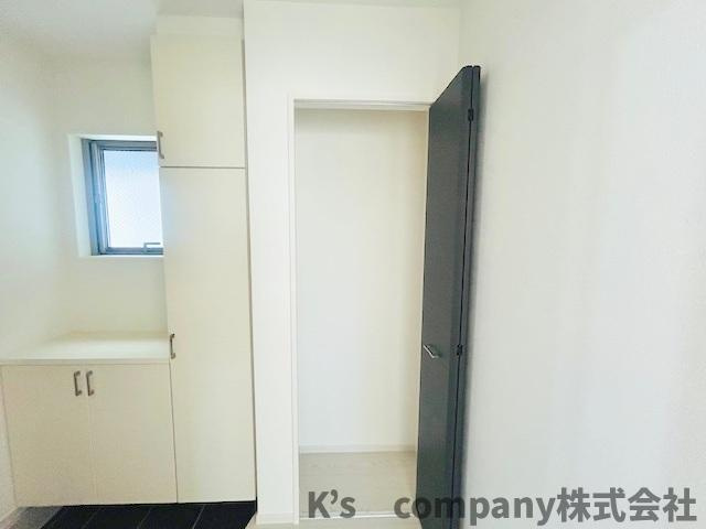 ◎茅ヶ崎市高田3丁目　新築戸建　2号棟◎の収納|玄関横には嬉しい収納付き♪