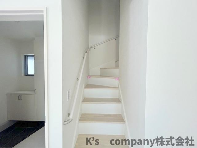 ◎茅ヶ崎市高田3丁目　新築戸建　2号棟◎の内装|手すり付きの階段☆
