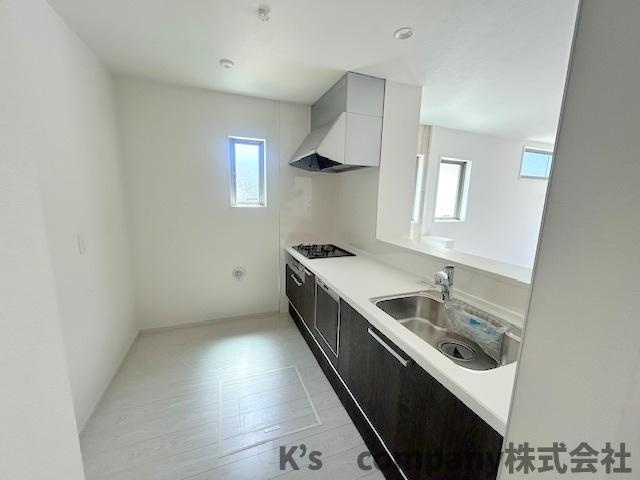 ◎茅ヶ崎市高田3丁目　新築戸建　2号棟◎のキッチン|キッチンの後方には食器棚を置くスペースがあります◇