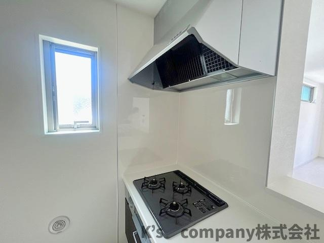 ◎茅ヶ崎市高田3丁目　新築戸建　2号棟◎のキッチン|三口ガスコンロでお料理の幅が広がります◇