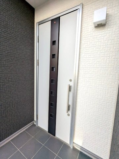 【玄関】 | ■420万円値下げしました　■茨木市西河原一丁目　■駅近戸建 | ■２WAYアクセス
■JR東海道本線「総持寺駅」 徒歩約3分
阪急京都線「総持寺」駅より徒歩約14分の好立地