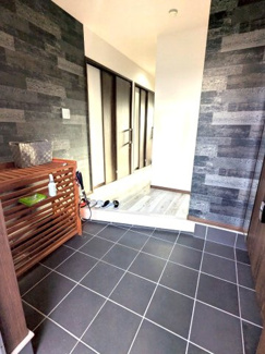 【玄関】 | ■420万円値下げしました　■茨木市西河原一丁目　■駅近戸建 | ■３階の洋室１１帖は間仕切りをすれば２部屋として利用可■太陽光発電付
■広々した玄関ホール■LDK18.5帖・対面システムキッチン■トイレ２か所
■浴室の壁はマグネットで貼り付けられるので便利ですよ