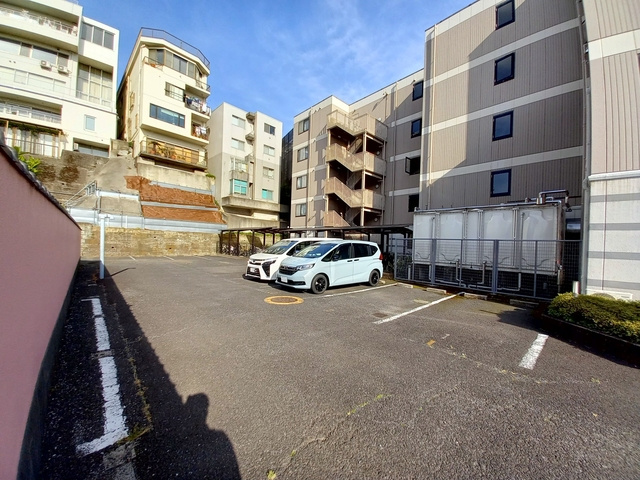 富士見坂住宅の駐車場|★広々とした駐車場は奥にもあります★