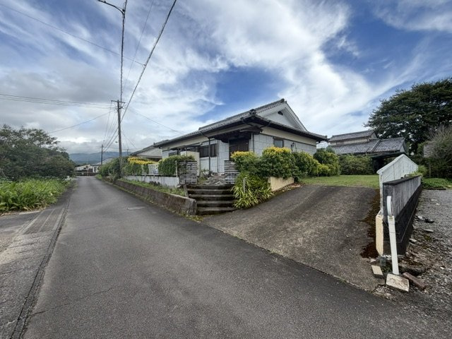 都城市山之口町富吉の中古一戸建の前面道路含む現地写真