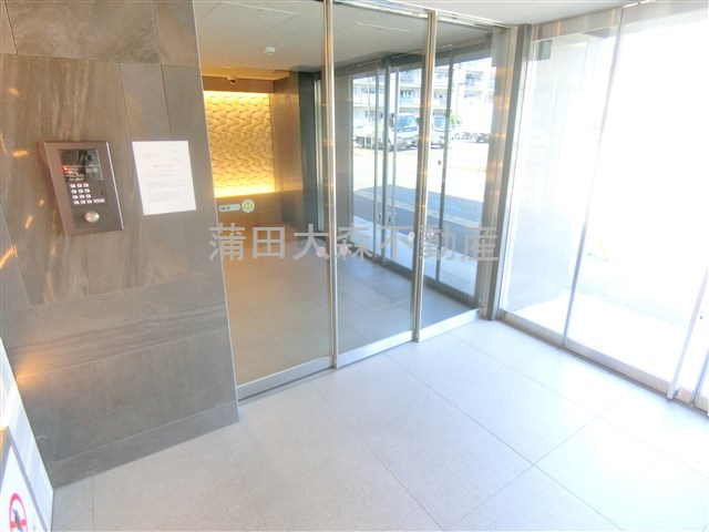 ARCOBALENO HANEDAアルコバレーノハネダのエントランス|防犯カメラTVモニター付きオートロック宅配BOXメールBOX管理人室