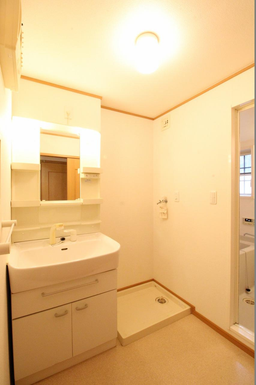 ルナ　パレス　Aの洗面所|※お部屋により仕様が異なる場合があります