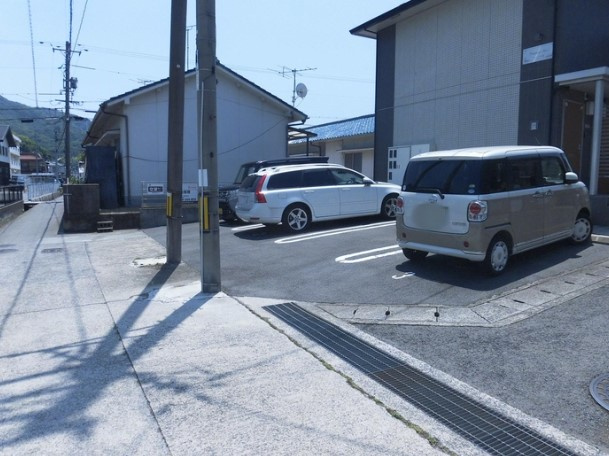 プレミール広の駐車場