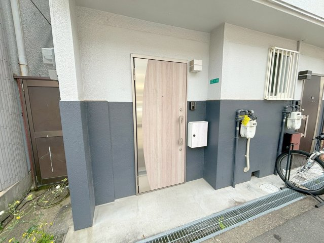 木川東3丁目連棟のエントランス