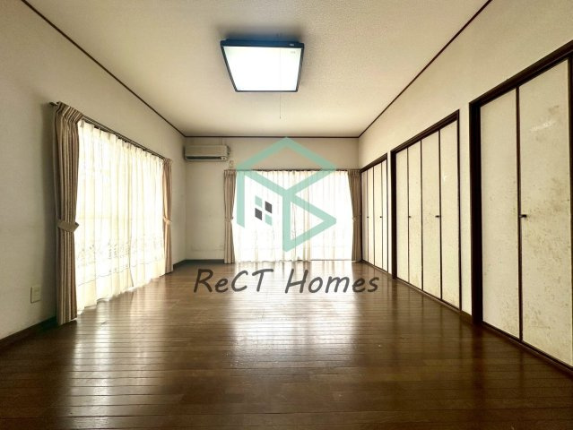 姫路市御立中二丁目中古戸建の居間・リビング