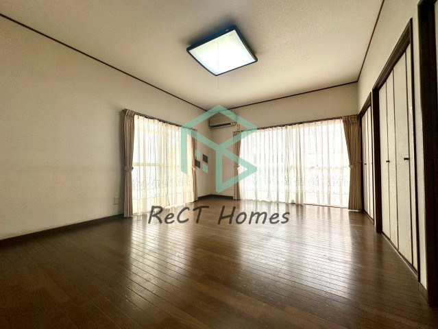 姫路市御立中二丁目中古戸建の居間・リビング