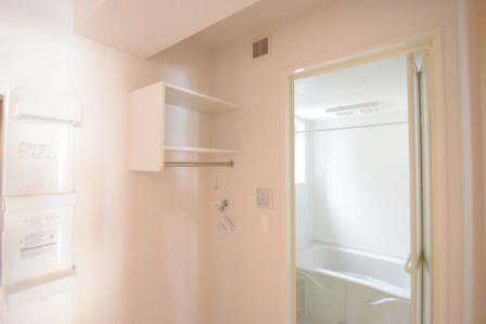 隼の設備|洗濯機置場の上に棚付きです