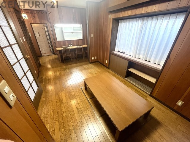 木でできた内装は広く綺麗な造りになっています。