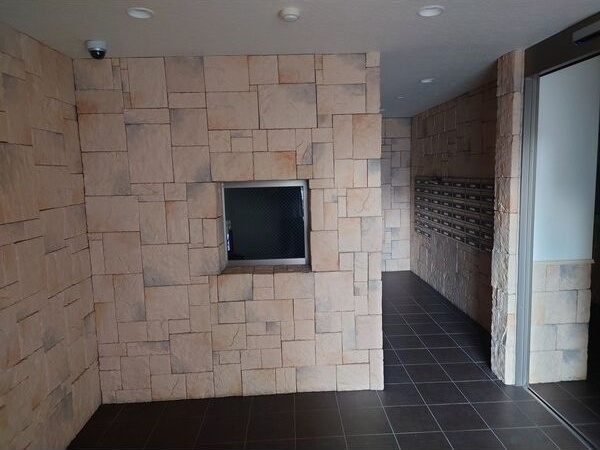 プラウランド名駅のエントランス