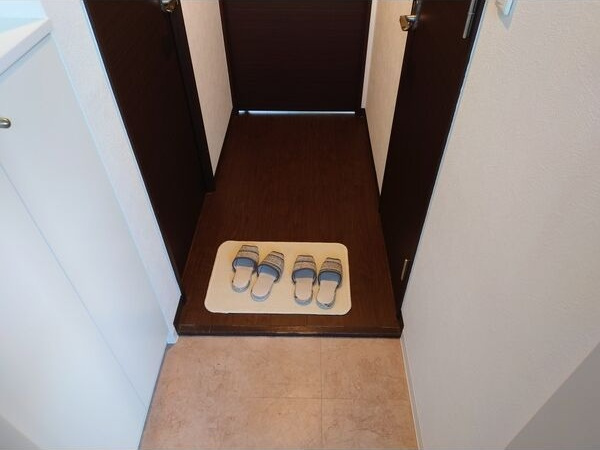 プラウランド名駅の玄関