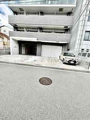 ライブガーデン江坂Ⅷの駐車場