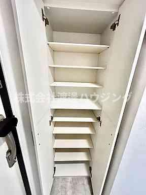 ライブガーデン江坂Ⅷの収納|玄関収納