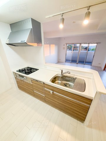 アルファスマート西国分のキッチン|3口コンロ・グリル付きの使いやすいシステムキッチンです♪