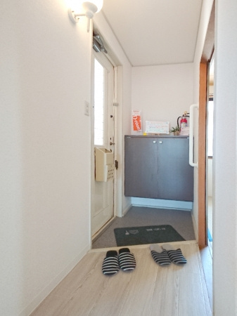 エミネントセジュールAの玄関|収納もある玄関です