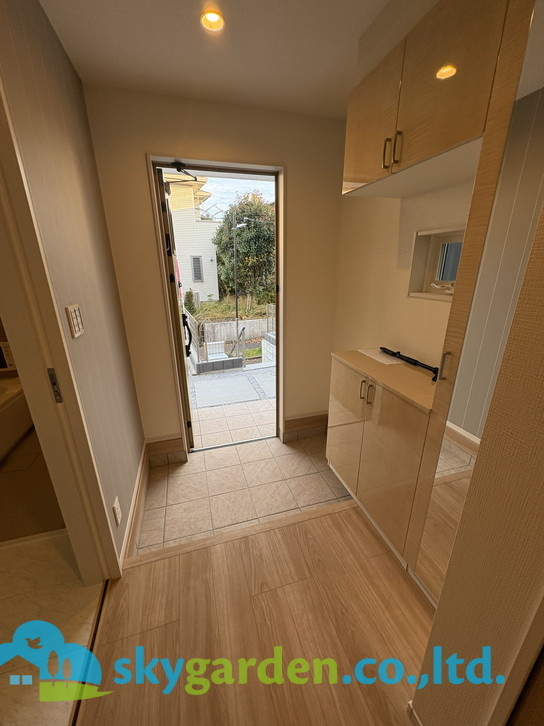 藤沢市遠藤2期　新築戸建　全1棟1号棟の玄関|収納もある玄関です