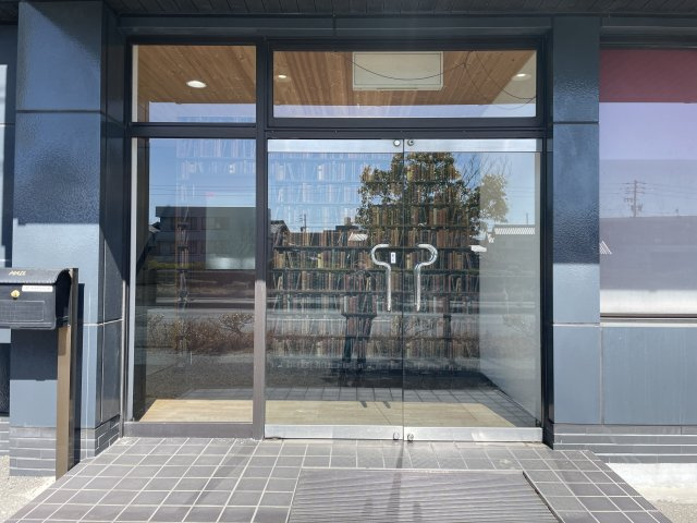 豊和ビルの玄関