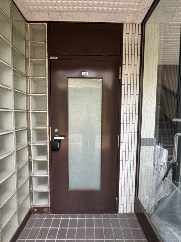 パンプアップ第2ビルの玄関