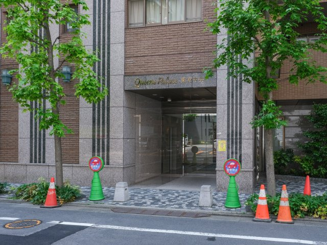 クイーンズパレス東京中央のエントランス