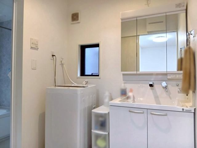 高知市竹島町　中古一戸建て（築浅）の洗面所|忙しい朝には欠かせない洗面所です