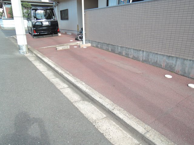 ハイツニシタニの駐車場