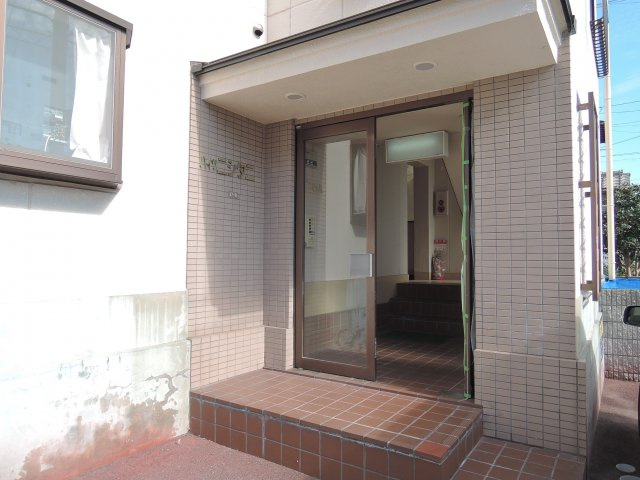 ハイツニシタニのエントランス
