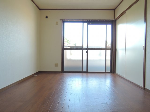 ハイツニシタニの洋室