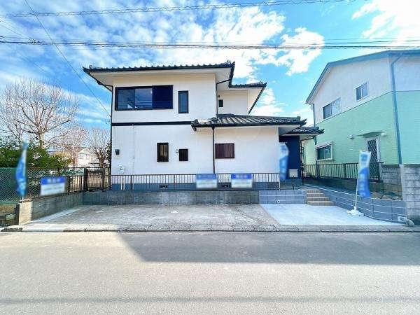 稲敷郡阿見町中央　中古戸建ての駐車場|カースペースは2台完備。ゲスト用のスペースも確保できますね♪


